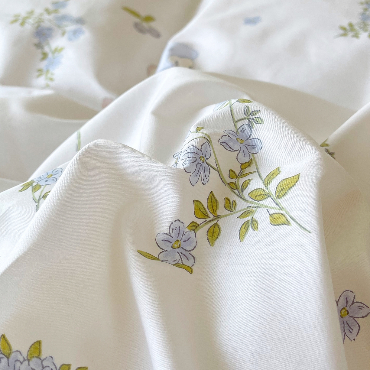 91家纺网 家纺一手货源 找家纺 金鑫汇家纺2025新款A类全棉绗缝夹棉印花床盖 花丛兔