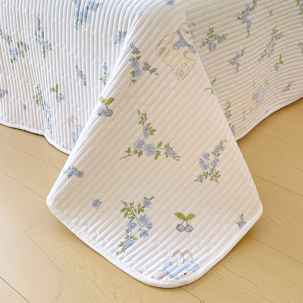 91家纺网 家纺一手货源 找家纺 金鑫汇家纺2025新款A类全棉绗缝夹棉印花床盖 花丛兔