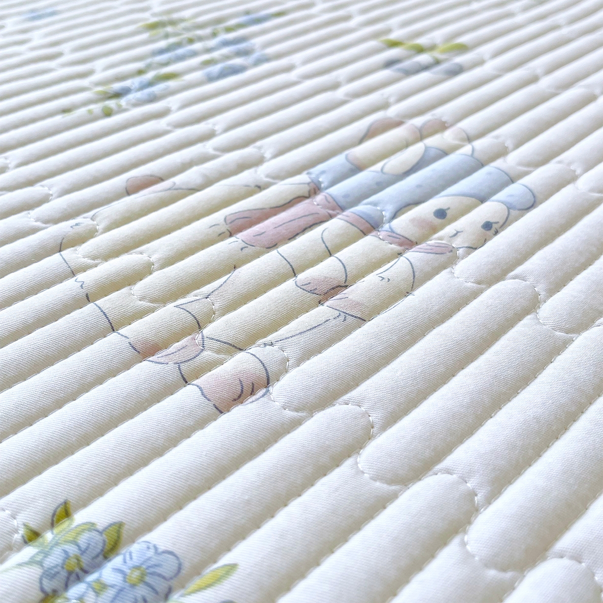 91家纺网 家纺一手货源 找家纺 金鑫汇家纺2025新款A类全棉绗缝夹棉印花床盖 花丛兔