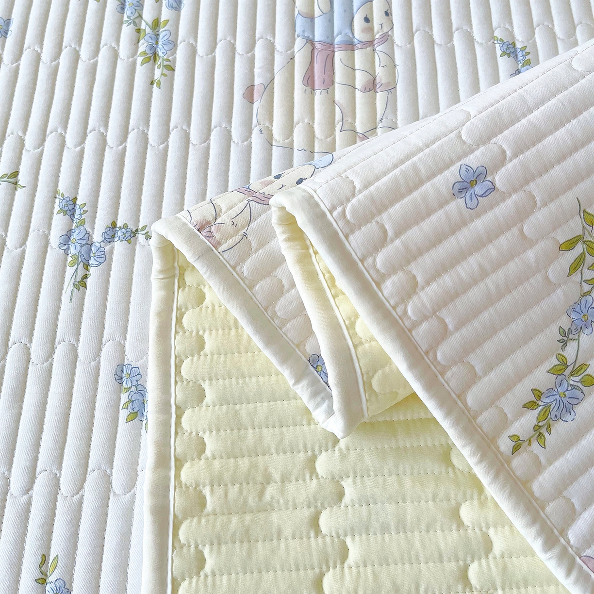 91家纺网 家纺一手货源 找家纺 金鑫汇家纺2025新款A类全棉绗缝夹棉印花床盖 花丛兔