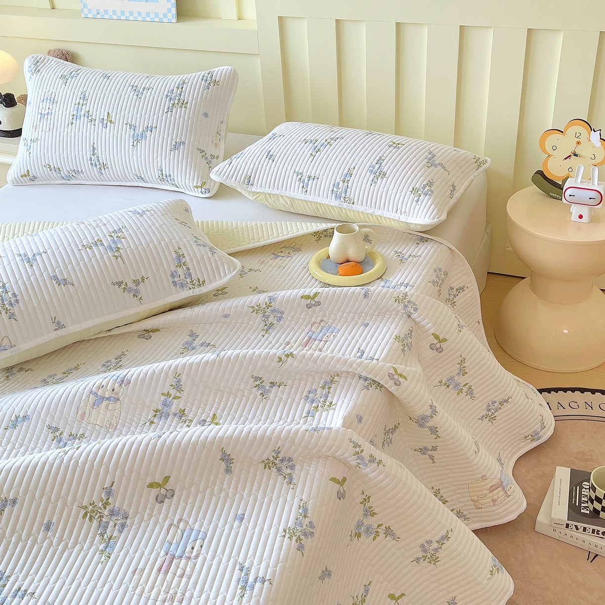 91家纺网 家纺一手货源 找家纺 金鑫汇家纺2025新款A类全棉绗缝夹棉印花床盖 花丛兔