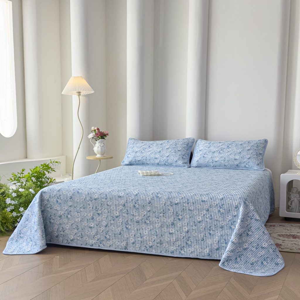 91家纺网 家纺一手货源 找家纺 橘夏家纺 2025新款莱赛尔天丝轻奢风多功能床盖三件套软凉席盖毯  清雅-兰