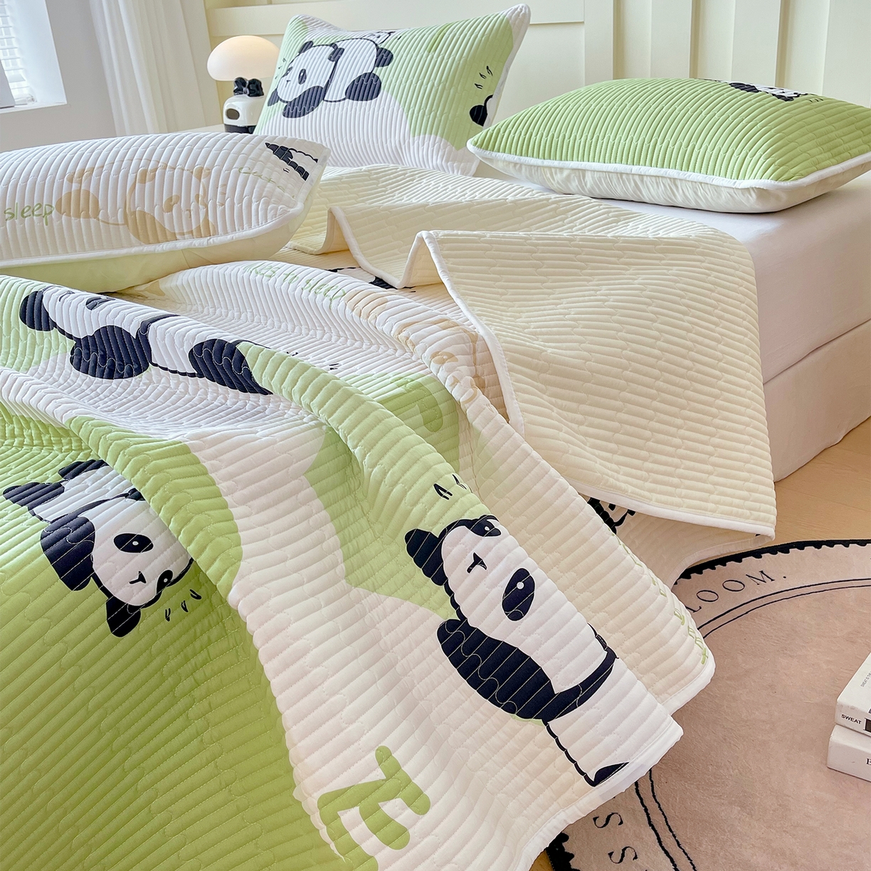 91家纺网 家纺一手货源 找家纺 金鑫汇家纺2025新款A类全棉绗缝夹棉印花床盖 可爱熊猫