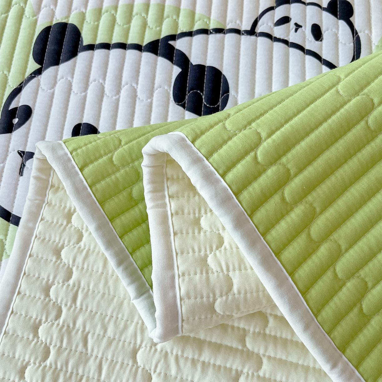 91家纺网 家纺一手货源 找家纺 金鑫汇家纺2025新款A类全棉绗缝夹棉印花床盖 可爱熊猫