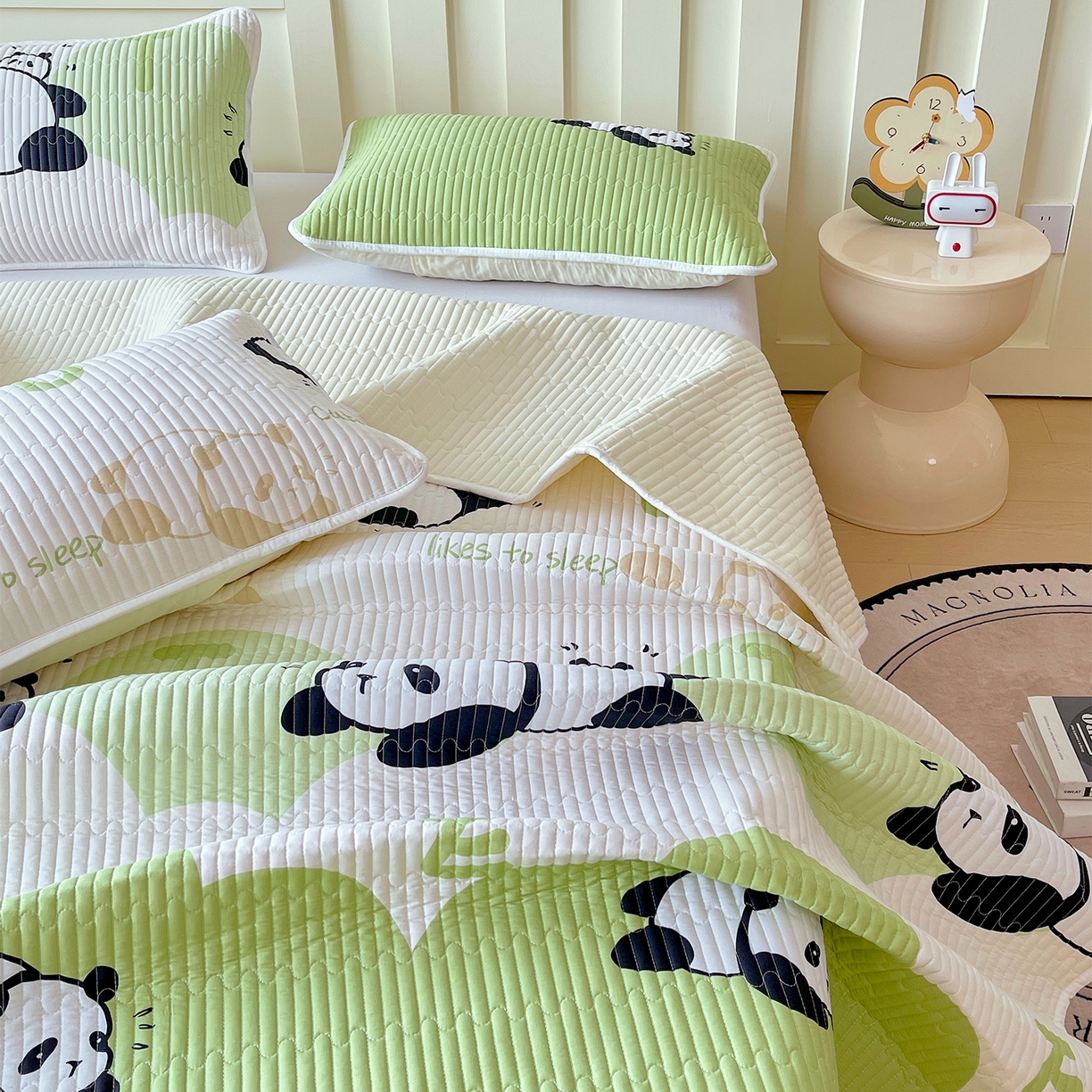 91家纺网 家纺一手货源 找家纺 金鑫汇家纺2025新款A类全棉绗缝夹棉印花床盖 可爱熊猫