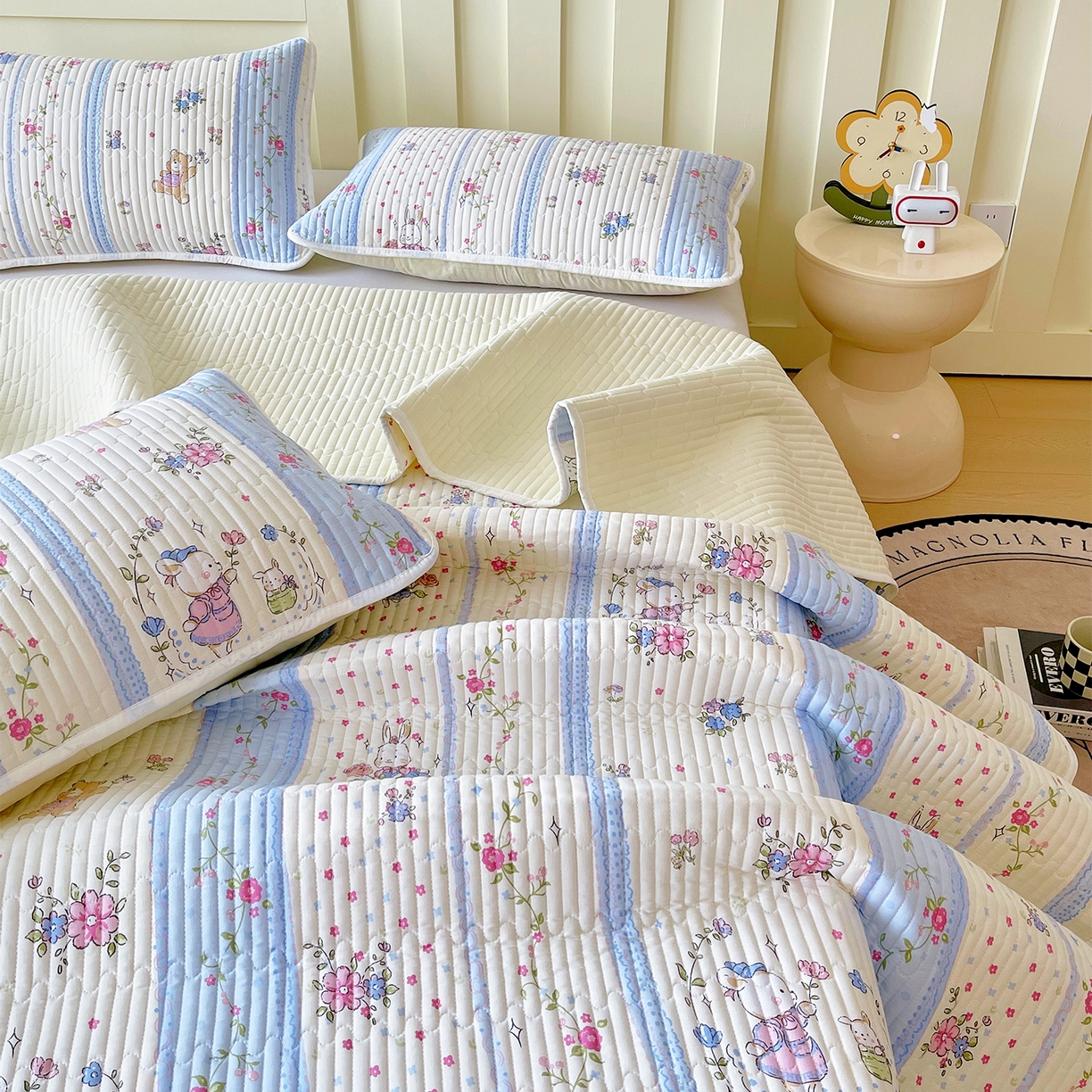 91家纺网 家纺一手货源 找家纺 金鑫汇家纺2025新款A类全棉绗缝夹棉印花床盖 快乐萌兔