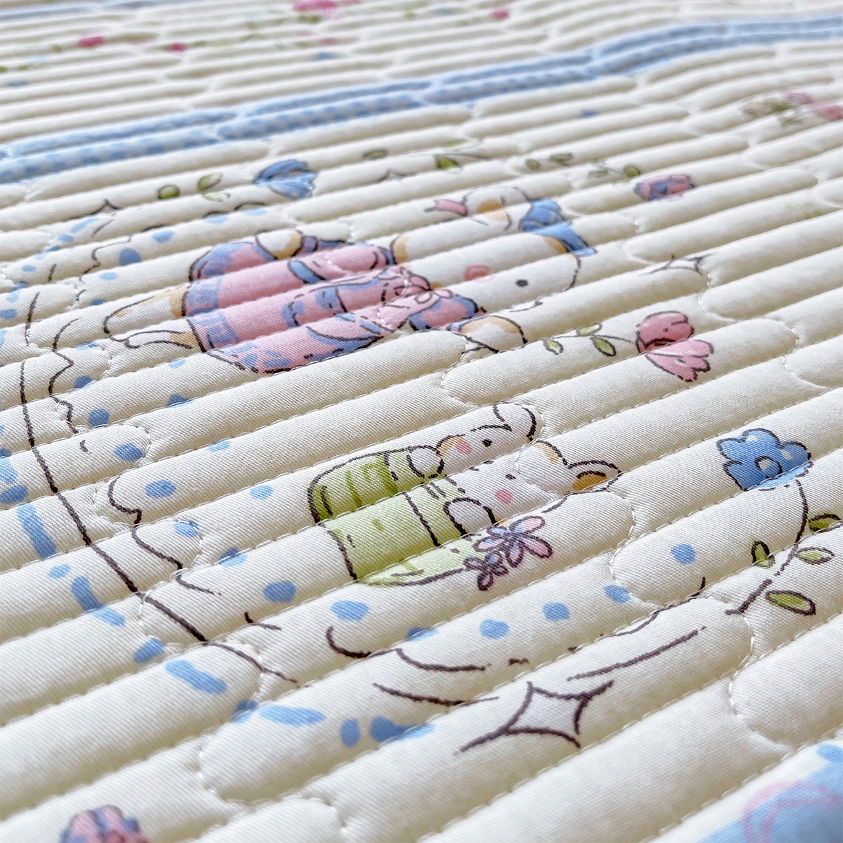 91家纺网 家纺一手货源 找家纺 金鑫汇家纺2025新款A类全棉绗缝夹棉印花床盖 快乐萌兔