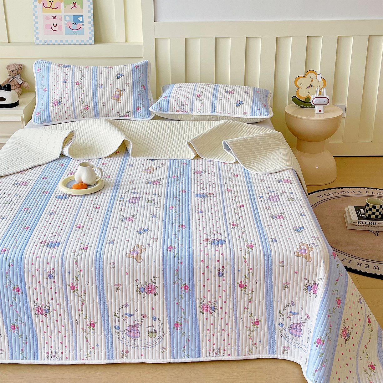 91家纺网 家纺一手货源 找家纺 金鑫汇家纺2025新款A类全棉绗缝夹棉印花床盖 快乐萌兔