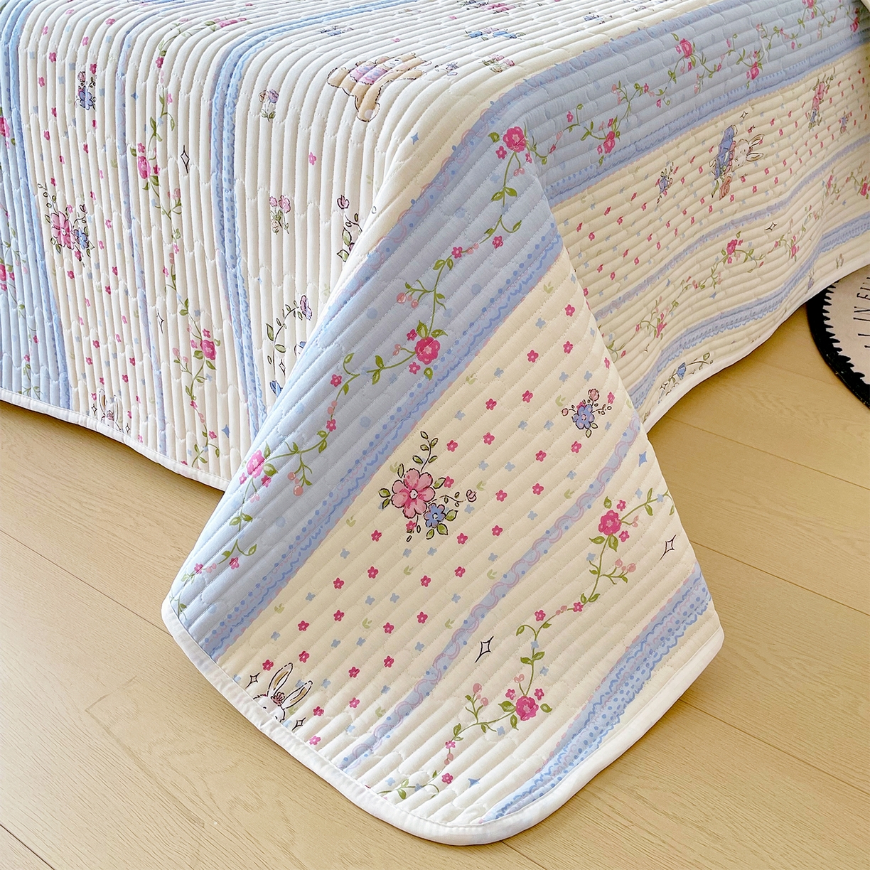 91家纺网 家纺一手货源 找家纺 金鑫汇家纺2025新款A类全棉绗缝夹棉印花床盖 快乐萌兔