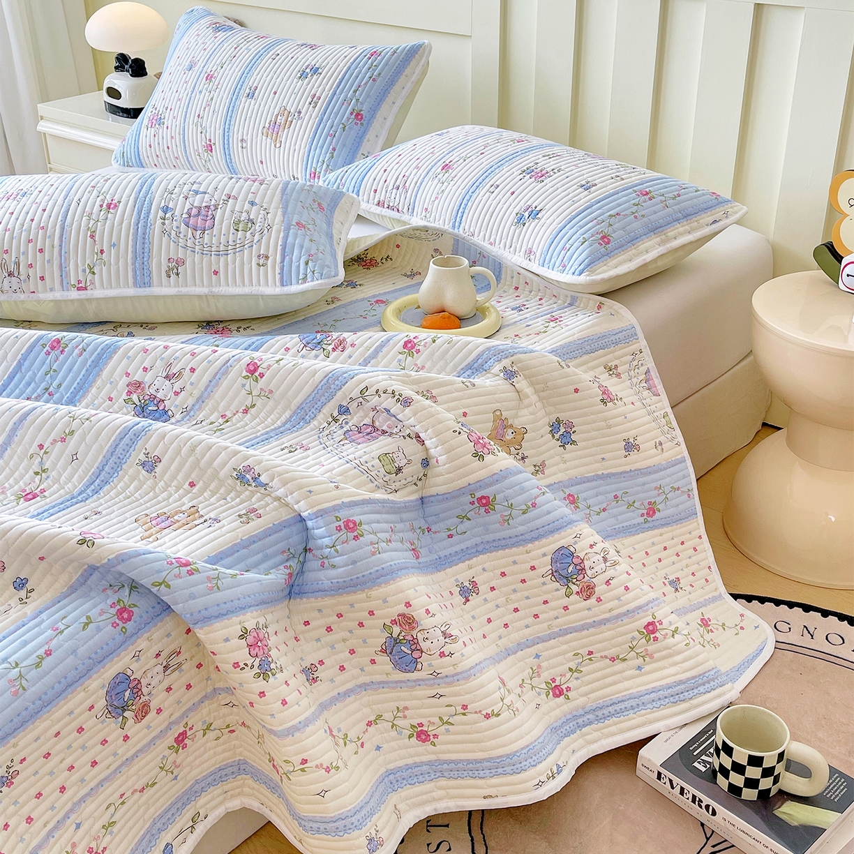 91家纺网 家纺一手货源 找家纺 金鑫汇家纺2025新款A类全棉绗缝夹棉印花床盖 快乐萌兔