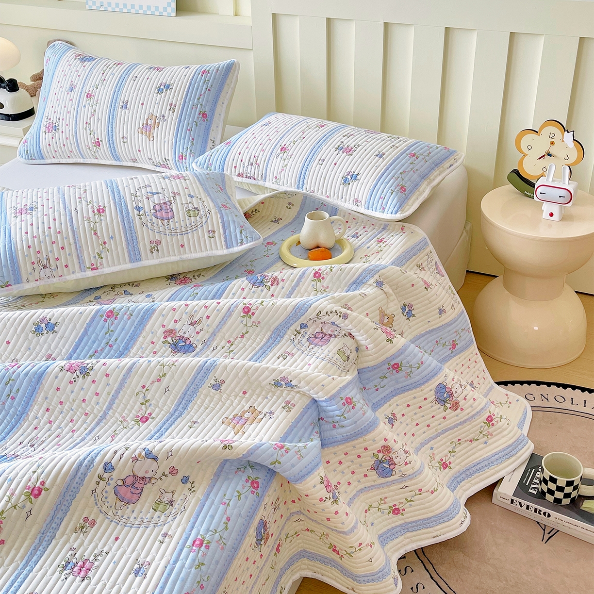 91家纺网 家纺一手货源 找家纺 金鑫汇家纺2025新款A类全棉绗缝夹棉印花床盖 快乐萌兔