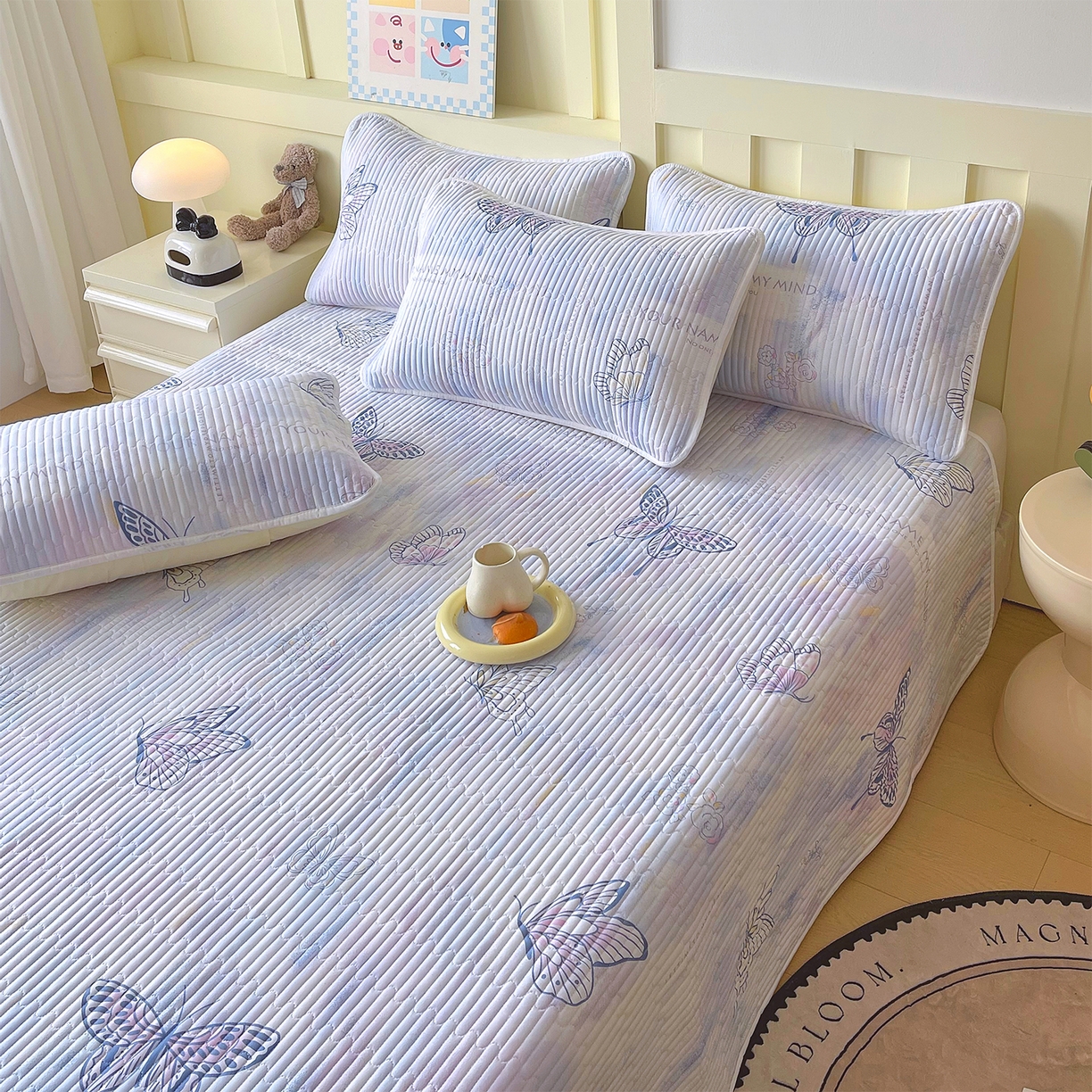 91家纺网 家纺一手货源 找家纺 金鑫汇家纺2025新款A类全棉绗缝夹棉印花床盖 梦蝶