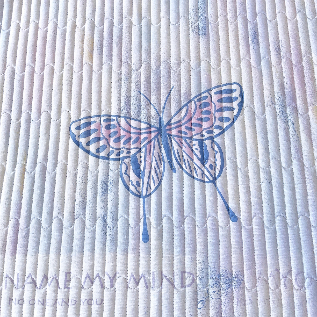 91家纺网 家纺一手货源 找家纺 金鑫汇家纺2025新款A类全棉绗缝夹棉印花床盖 梦蝶