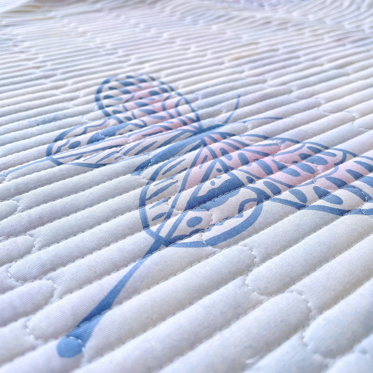 91家纺网 家纺一手货源 找家纺 金鑫汇家纺2025新款A类全棉绗缝夹棉印花床盖 梦蝶