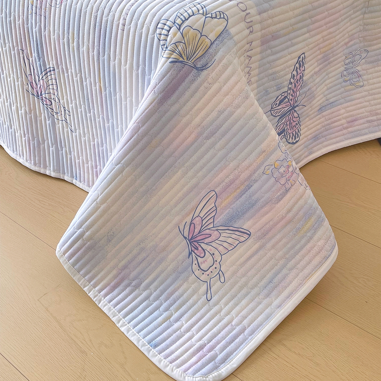 91家纺网 家纺一手货源 找家纺 金鑫汇家纺2025新款A类全棉绗缝夹棉印花床盖 梦蝶