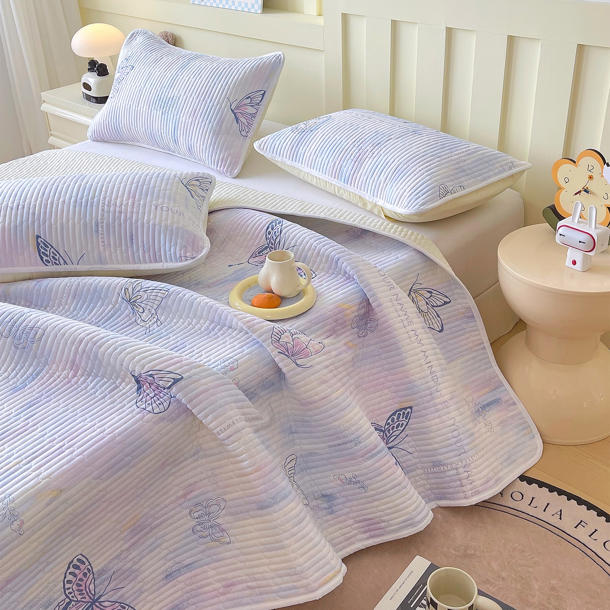 91家纺网 家纺一手货源 找家纺 金鑫汇家纺2025新款A类全棉绗缝夹棉印花床盖 梦蝶