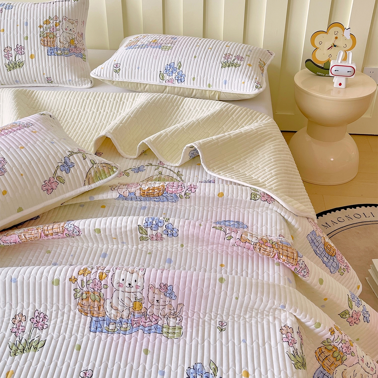 91家纺网 家纺一手货源 找家纺 金鑫汇家纺2025新款A类全棉绗缝夹棉印花床盖 喵喵日记