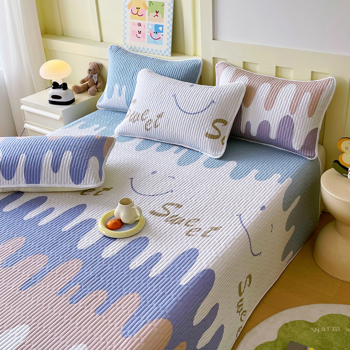 91家纺网 家纺一手货源 找家纺 金鑫汇家纺2025新款A类全棉绗缝夹棉印花床盖 奶油粉