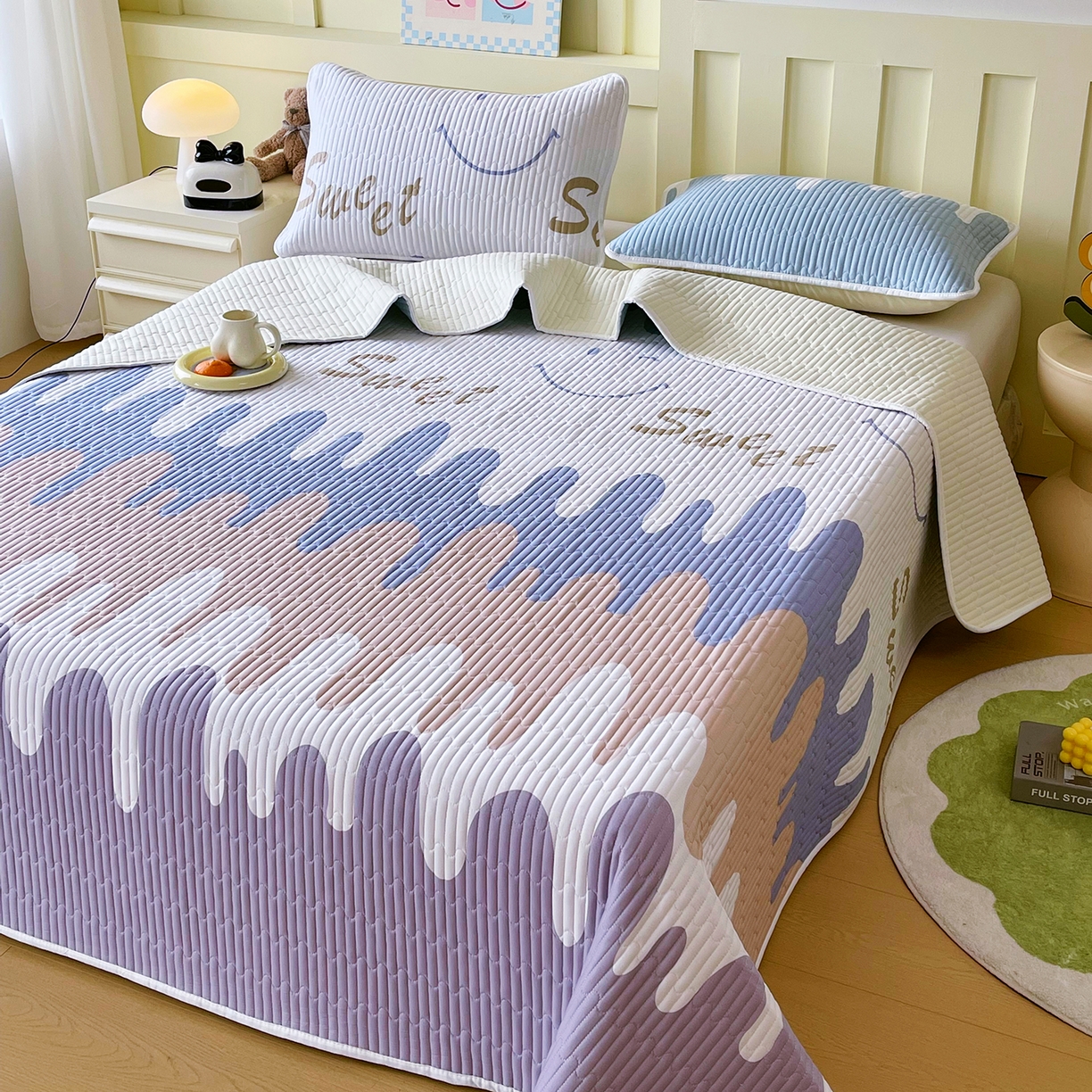 91家纺网 家纺一手货源 找家纺 金鑫汇家纺2025新款A类全棉绗缝夹棉印花床盖 奶油粉