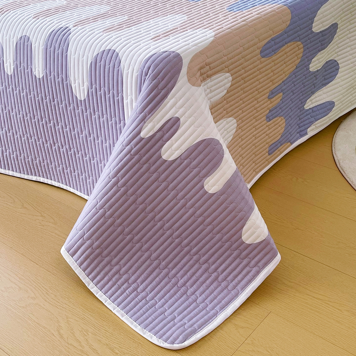 91家纺网 家纺一手货源 找家纺 金鑫汇家纺2025新款A类全棉绗缝夹棉印花床盖 奶油粉