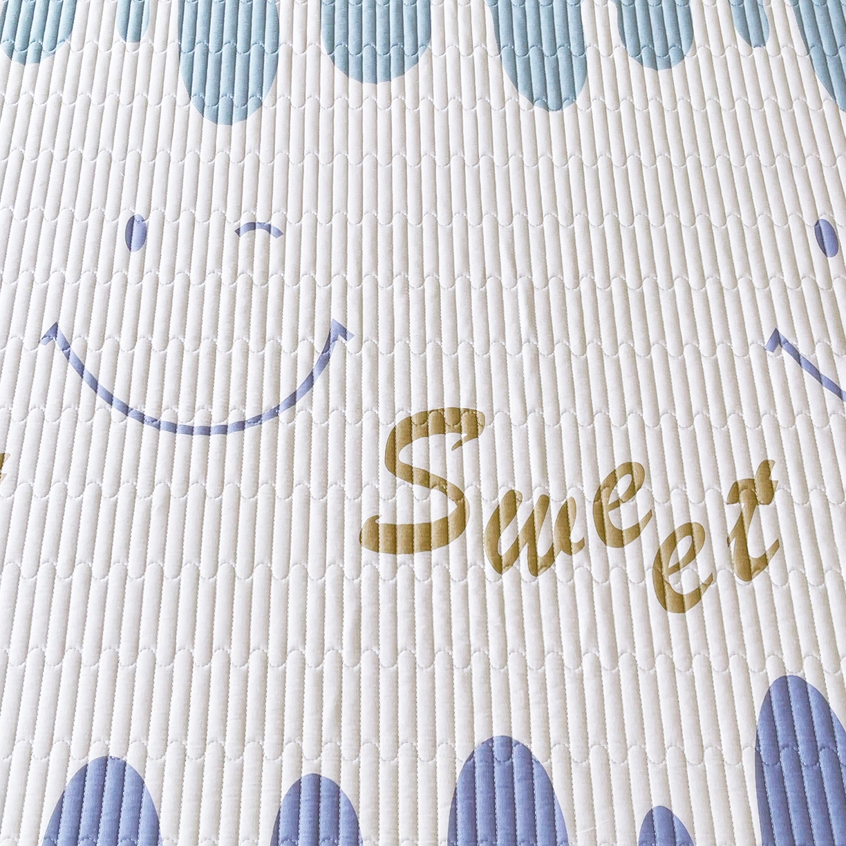 91家纺网 家纺一手货源 找家纺 金鑫汇家纺2025新款A类全棉绗缝夹棉印花床盖 奶油粉