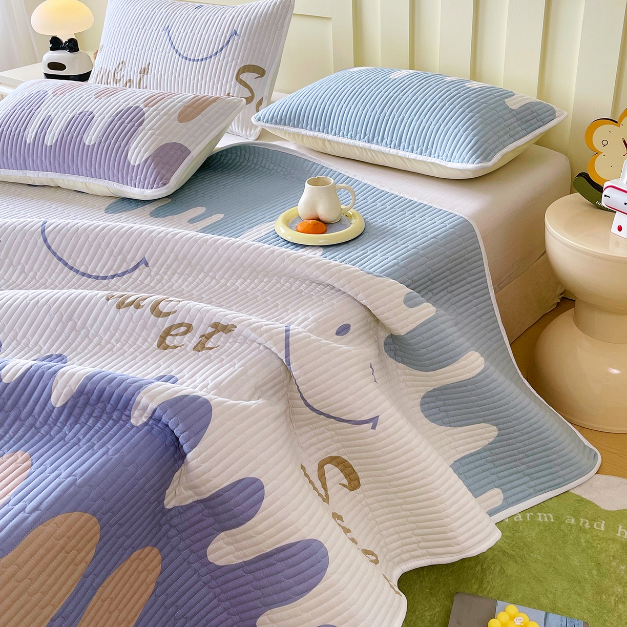 91家纺网 家纺一手货源 找家纺 金鑫汇家纺2025新款A类全棉绗缝夹棉印花床盖 奶油粉