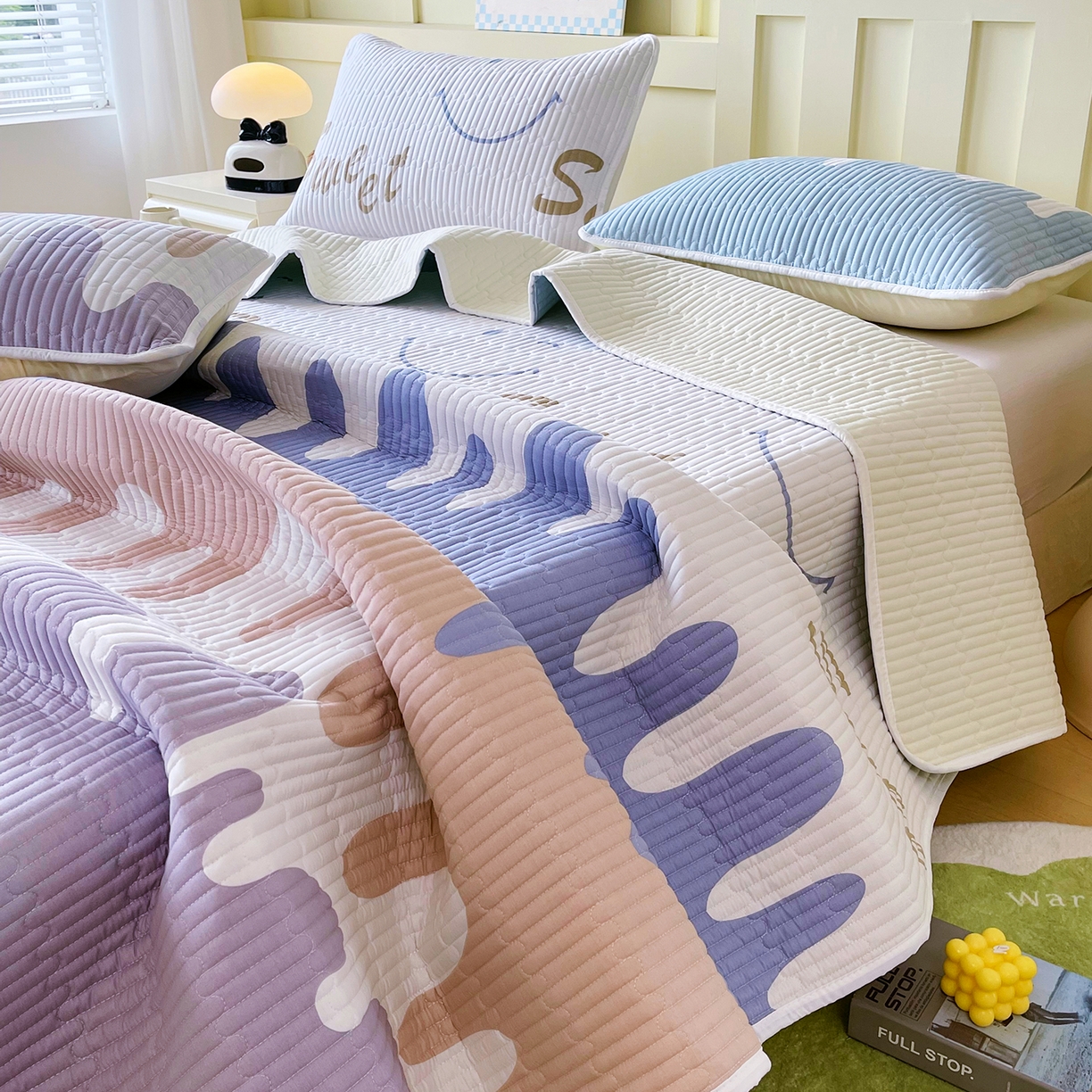 91家纺网 家纺一手货源 找家纺 金鑫汇家纺2025新款A类全棉绗缝夹棉印花床盖 奶油粉