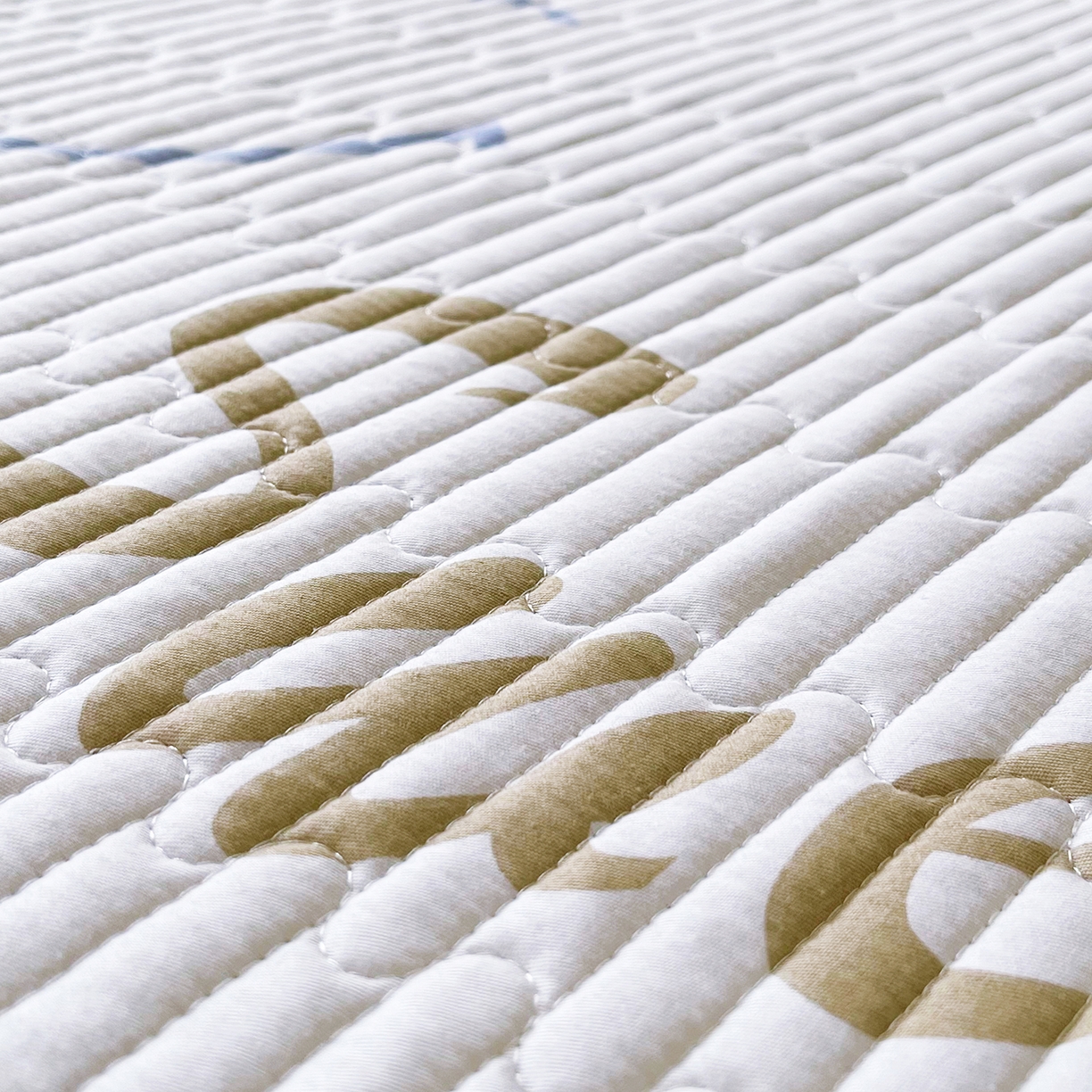 91家纺网 家纺一手货源 找家纺 金鑫汇家纺2025新款A类全棉绗缝夹棉印花床盖 奶油粉