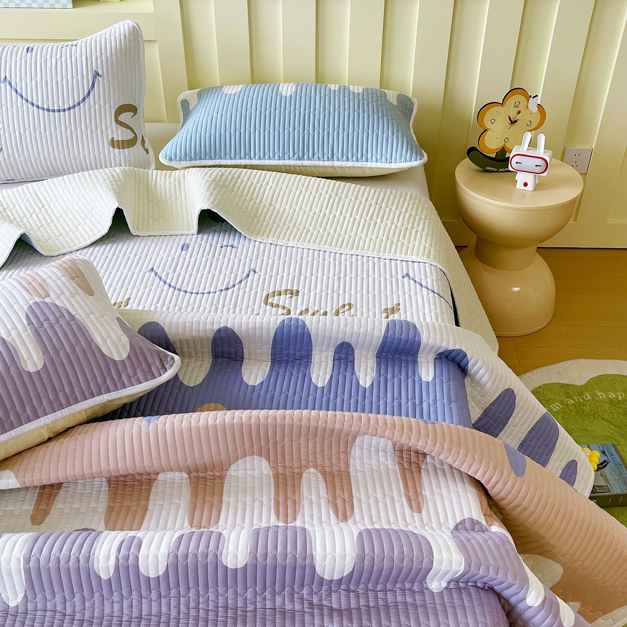 91家纺网 家纺一手货源 找家纺 金鑫汇家纺2025新款A类全棉绗缝夹棉印花床盖 奶油粉