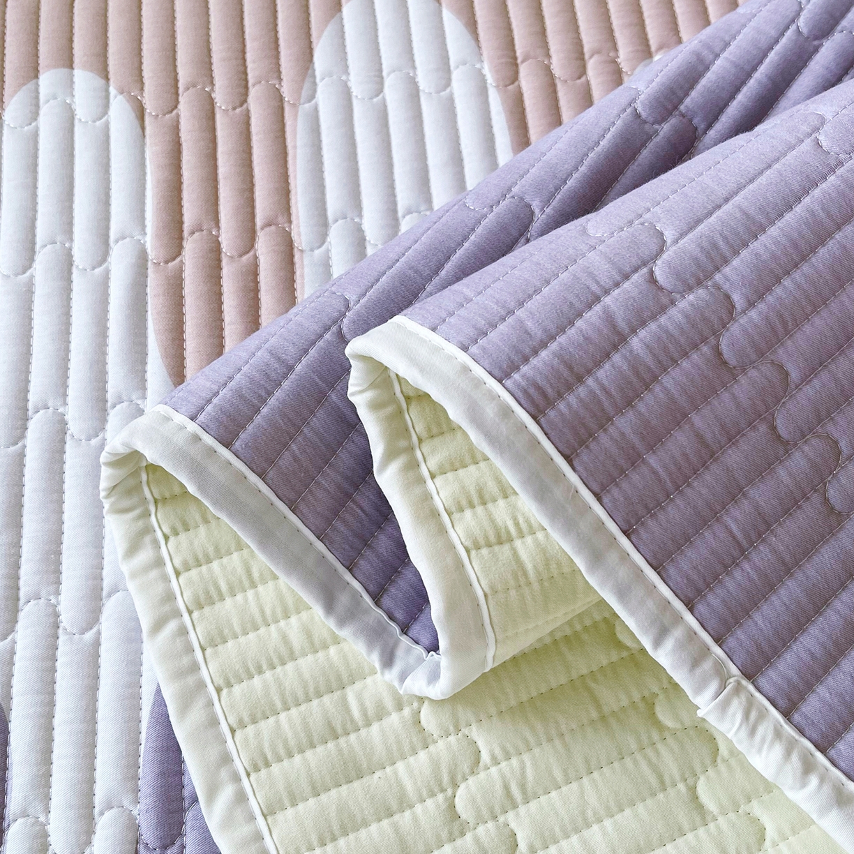 91家纺网 家纺一手货源 找家纺 金鑫汇家纺2025新款A类全棉绗缝夹棉印花床盖 奶油粉