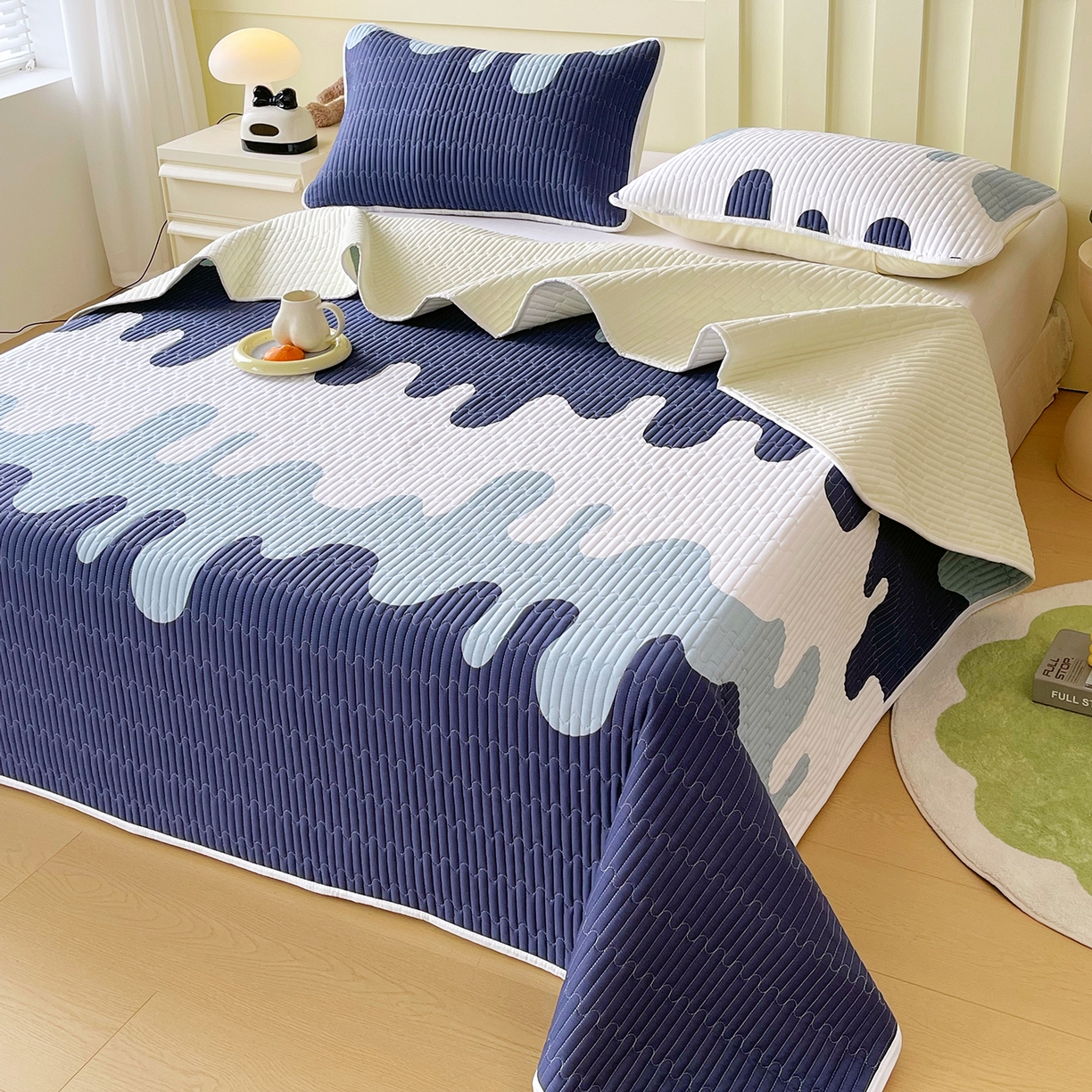 91家纺网 家纺一手货源 找家纺 金鑫汇家纺2025新款A类全棉绗缝夹棉印花床盖 奶油蓝