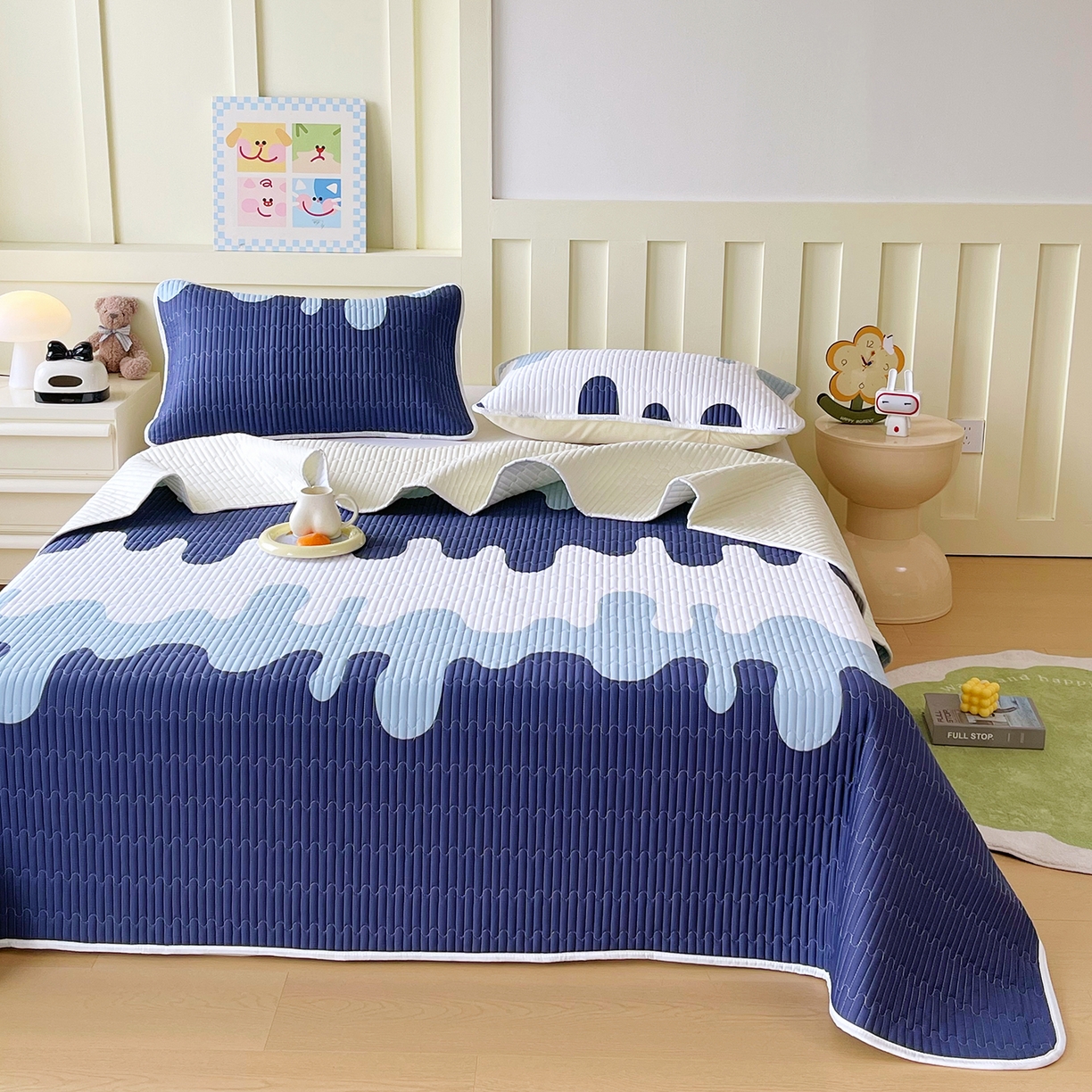 91家纺网 家纺一手货源 找家纺 金鑫汇家纺2025新款A类全棉绗缝夹棉印花床盖 奶油蓝