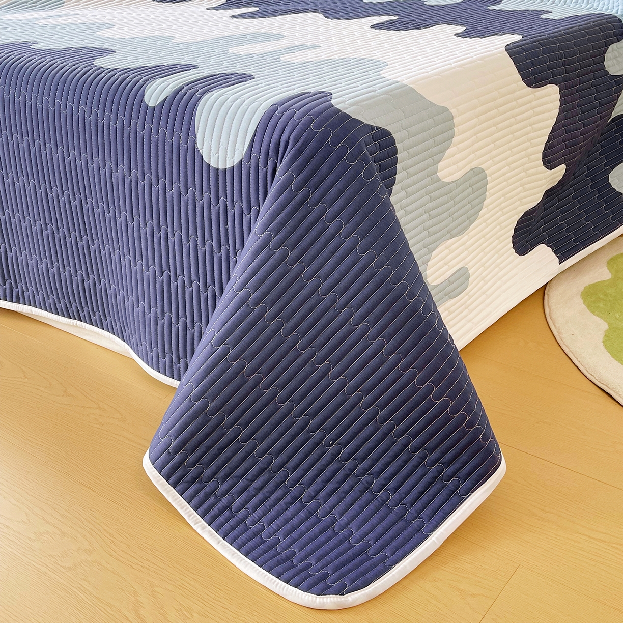 91家纺网 家纺一手货源 找家纺 金鑫汇家纺2025新款A类全棉绗缝夹棉印花床盖 奶油蓝