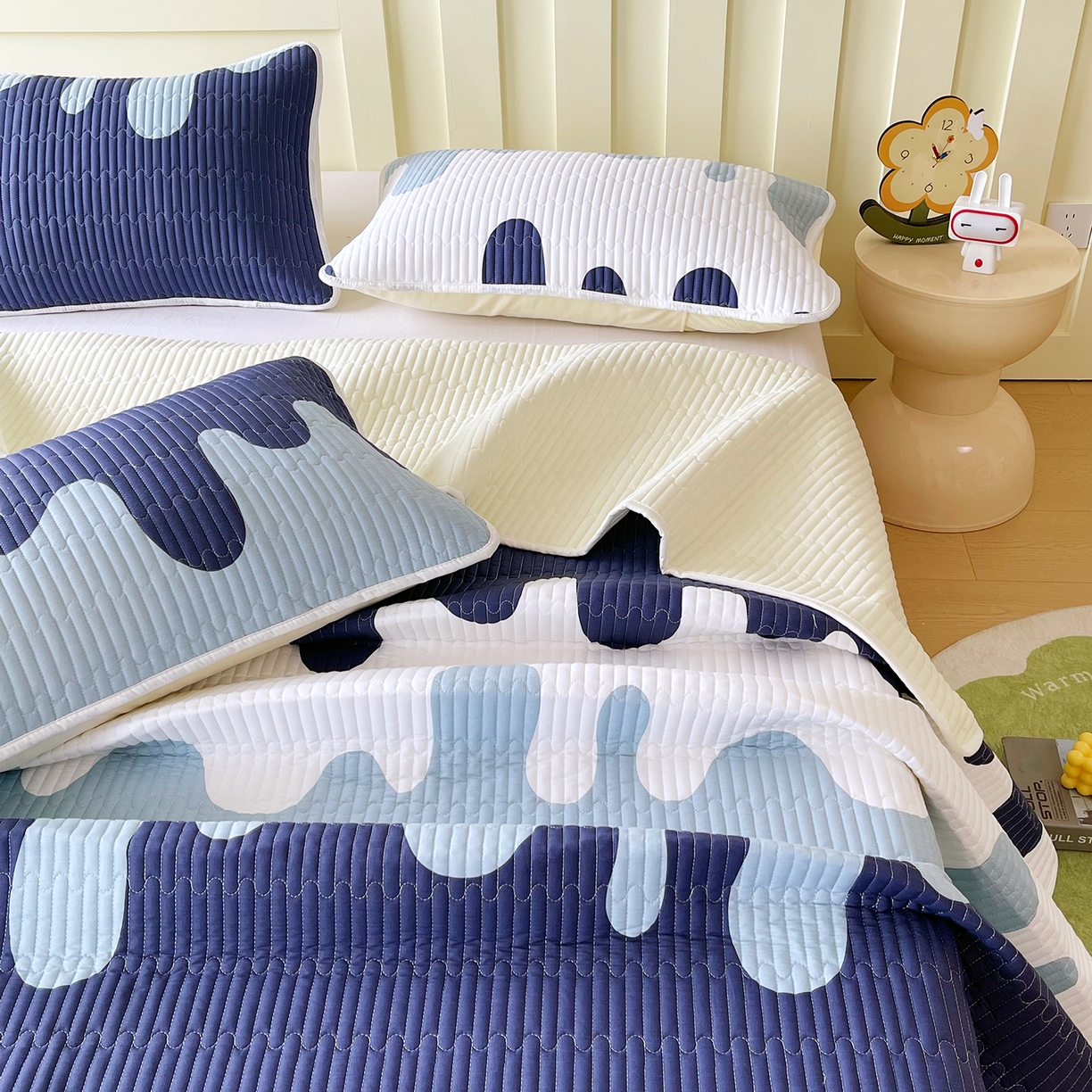 91家纺网 家纺一手货源 找家纺 金鑫汇家纺2025新款A类全棉绗缝夹棉印花床盖 奶油蓝