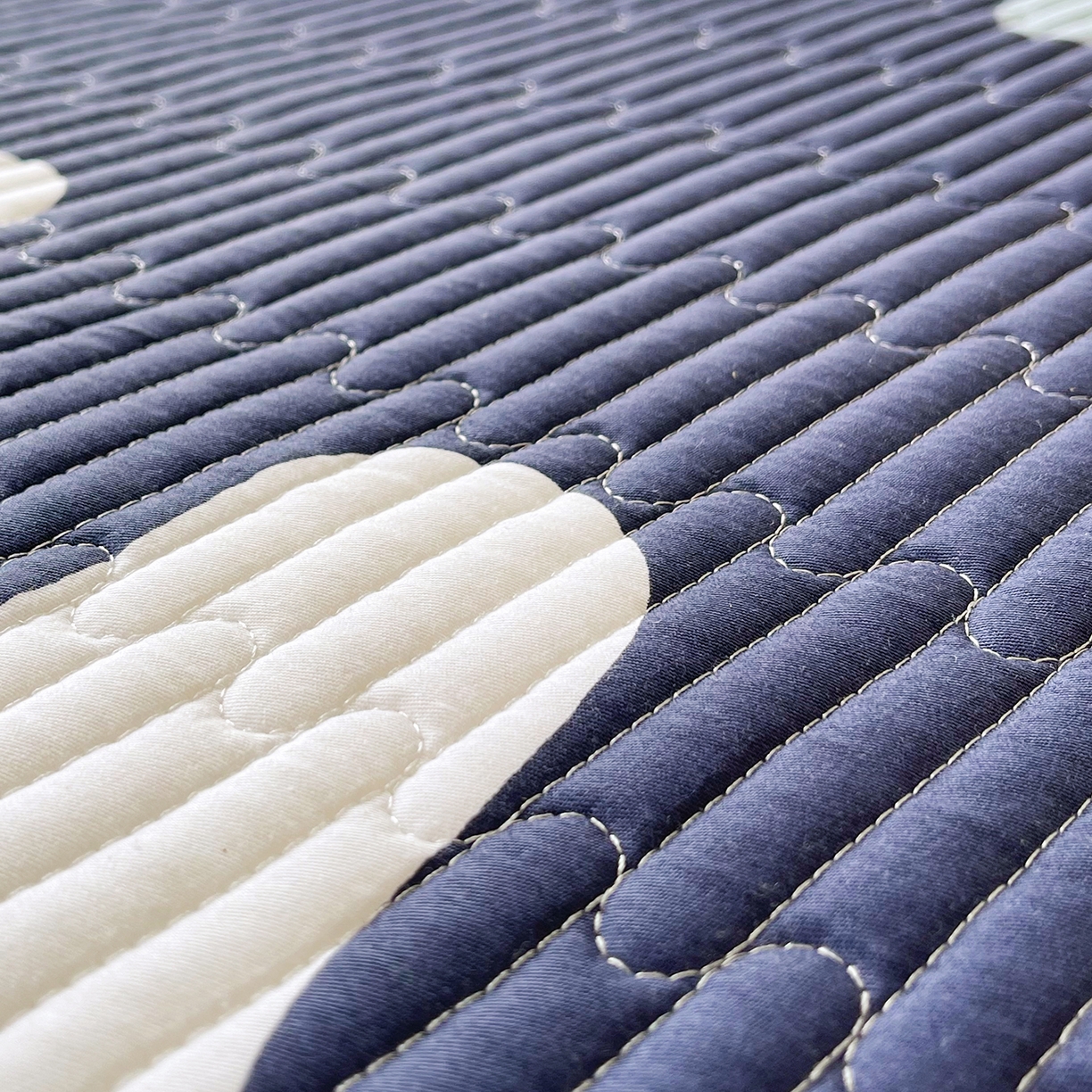 91家纺网 家纺一手货源 找家纺 金鑫汇家纺2025新款A类全棉绗缝夹棉印花床盖 奶油蓝