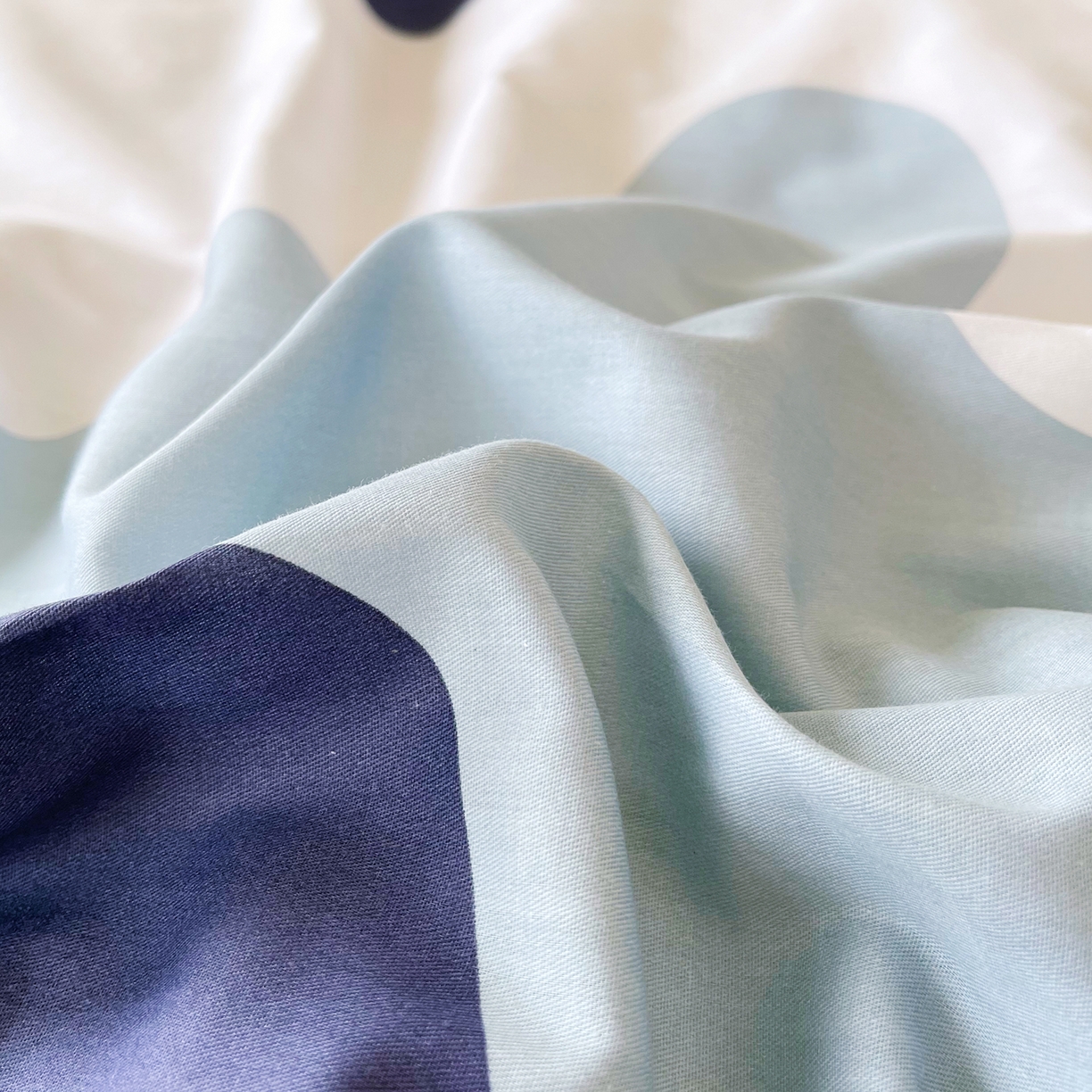 91家纺网 家纺一手货源 找家纺 金鑫汇家纺2025新款A类全棉绗缝夹棉印花床盖 奶油蓝