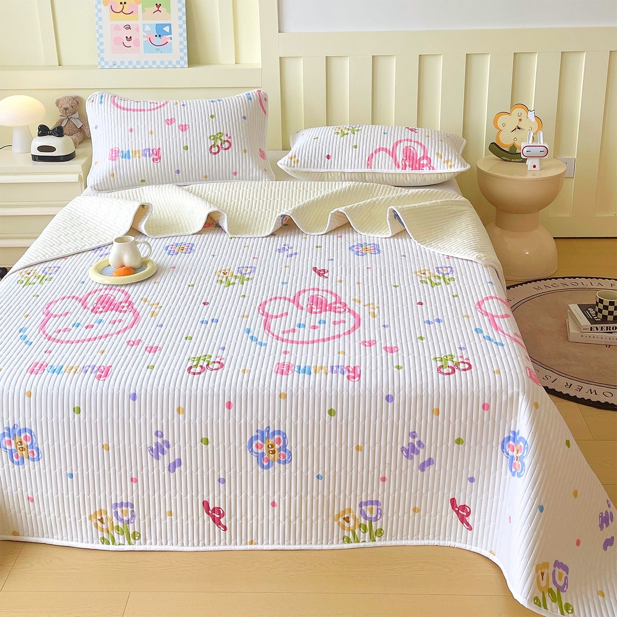 91家纺网 家纺一手货源 找家纺 金鑫汇家纺2025新款A类全棉绗缝夹棉印花床盖 奇趣小兔