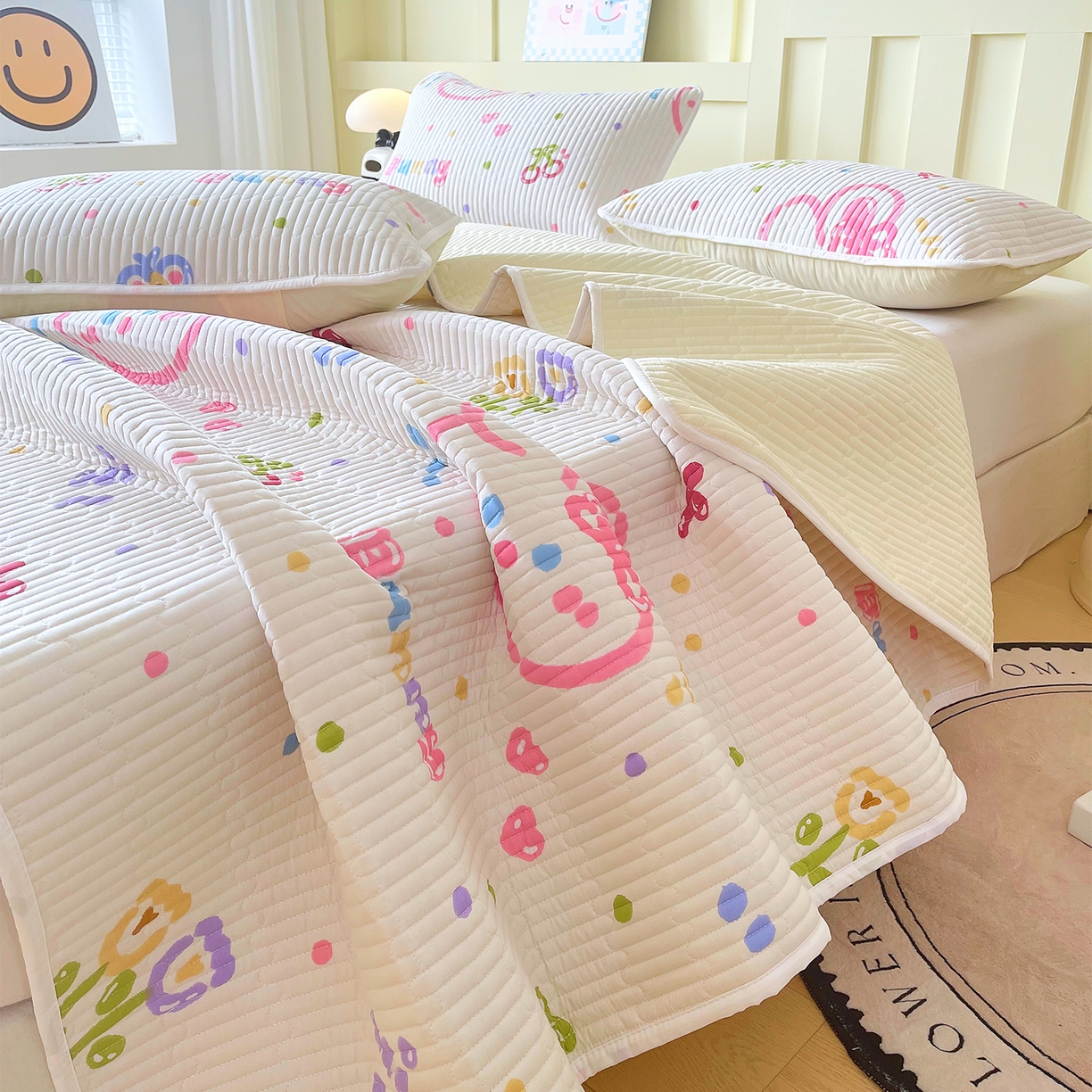 91家纺网 家纺一手货源 找家纺 金鑫汇家纺2025新款A类全棉绗缝夹棉印花床盖 奇趣小兔