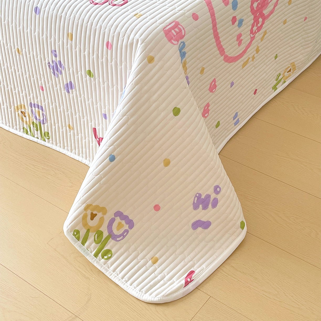 91家纺网 家纺一手货源 找家纺 金鑫汇家纺2025新款A类全棉绗缝夹棉印花床盖 奇趣小兔