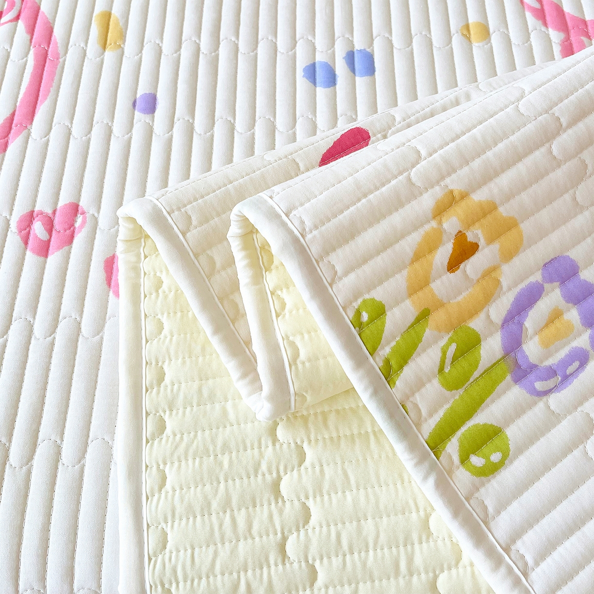 91家纺网 家纺一手货源 找家纺 金鑫汇家纺2025新款A类全棉绗缝夹棉印花床盖 奇趣小兔