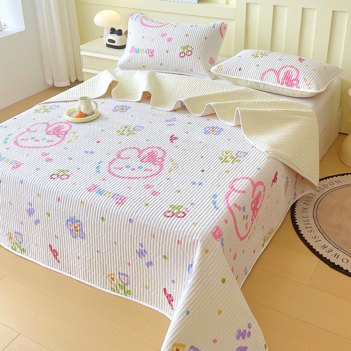 91家纺网 家纺一手货源 找家纺 金鑫汇家纺2025新款A类全棉绗缝夹棉印花床盖 奇趣小兔