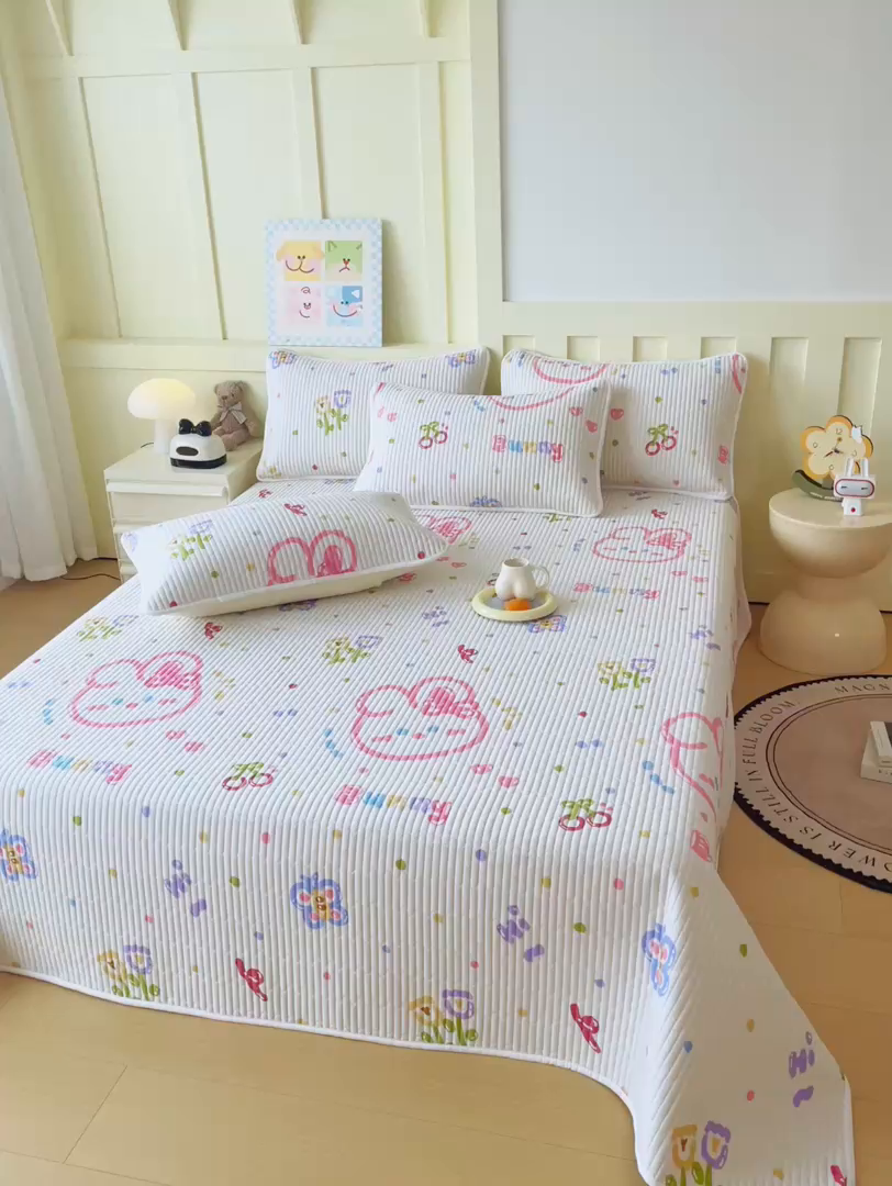 91家纺网 家纺一手货源 找家纺 金鑫汇家纺2025新款A类全棉绗缝夹棉印花床盖 奇趣小兔