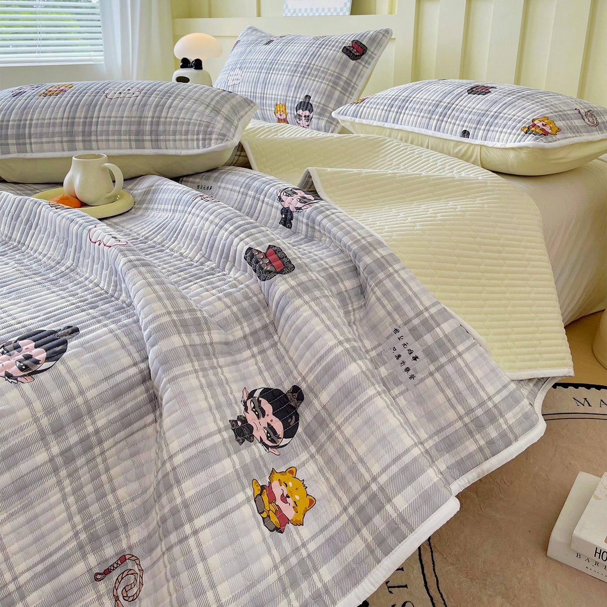 91家纺网 家纺一手货源 找家纺 金鑫汇家纺2025新款A类全棉绗缝夹棉印花床盖 无畏申公豹·灰