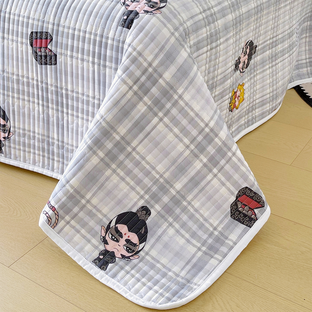 91家纺网 家纺一手货源 找家纺 金鑫汇家纺2025新款A类全棉绗缝夹棉印花床盖 无畏申公豹·灰