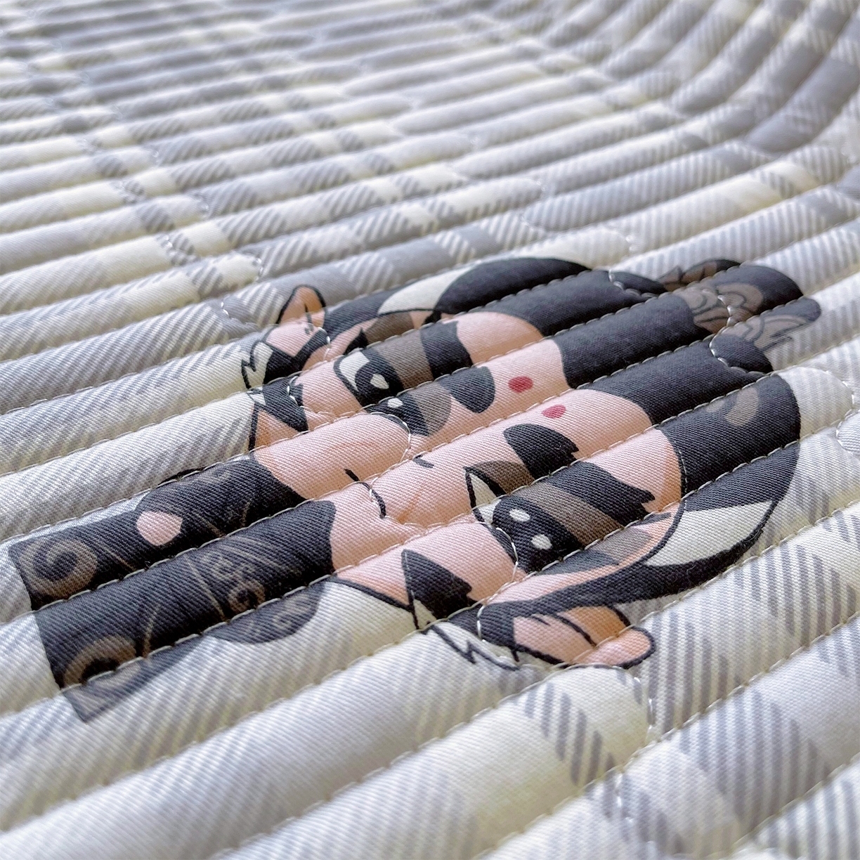 91家纺网 家纺一手货源 找家纺 金鑫汇家纺2025新款A类全棉绗缝夹棉印花床盖 无畏申公豹·灰