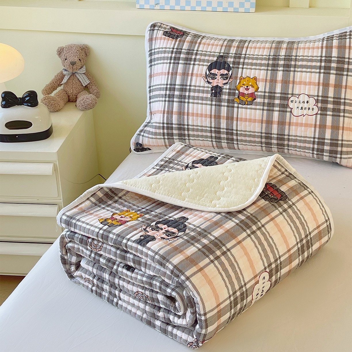 91家纺网 家纺一手货源 找家纺 金鑫汇家纺2025新款A类全棉绗缝夹棉印花床盖 无畏申公豹·咖