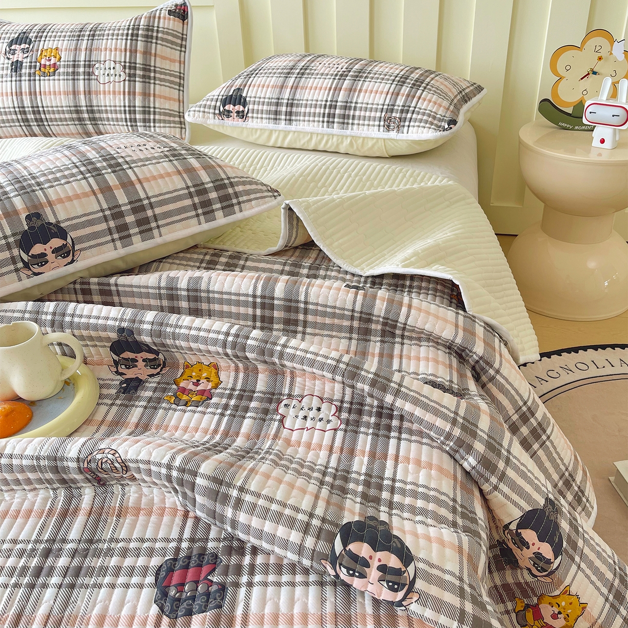 91家纺网 家纺一手货源 找家纺 金鑫汇家纺2025新款A类全棉绗缝夹棉印花床盖 无畏申公豹·咖