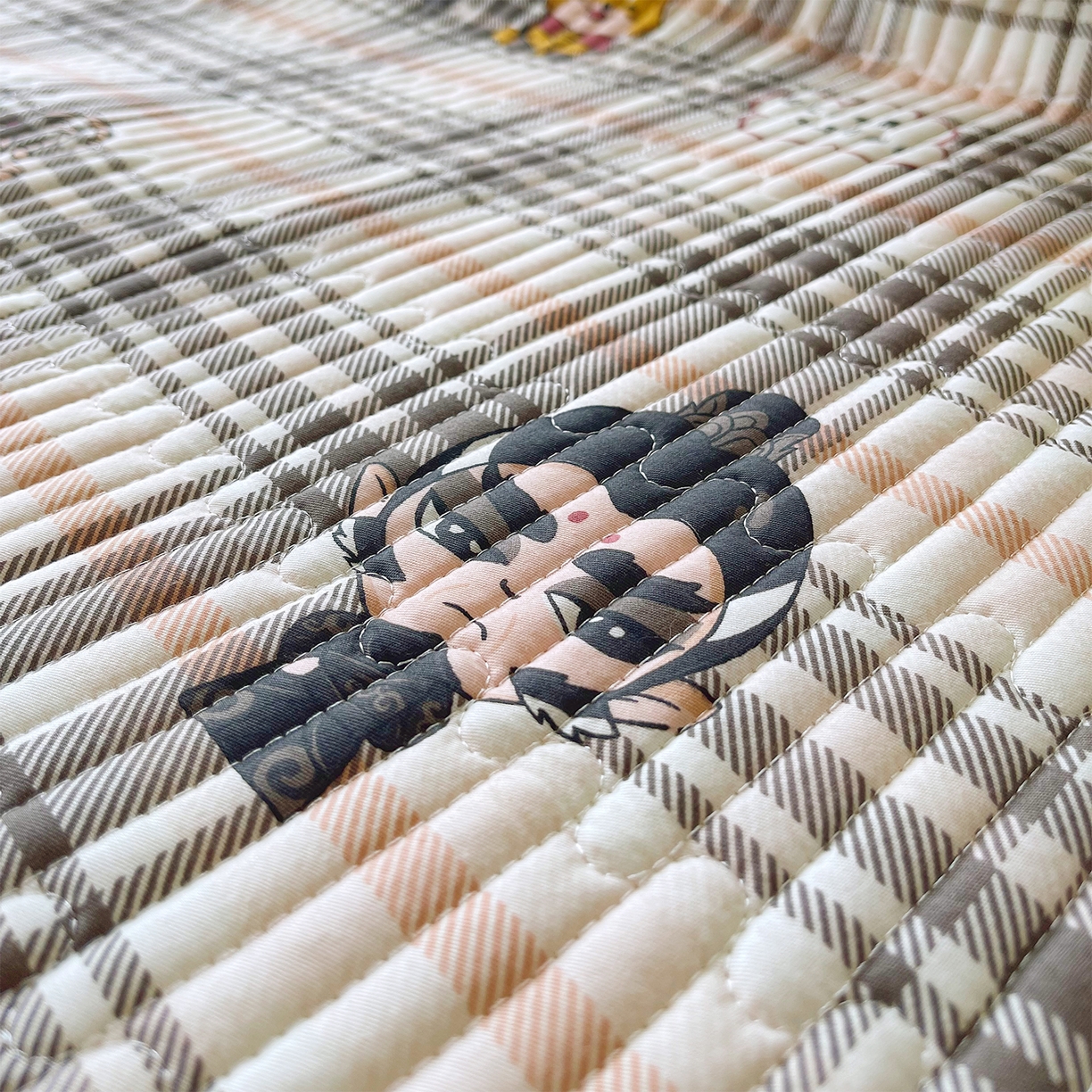 91家纺网 家纺一手货源 找家纺 金鑫汇家纺2025新款A类全棉绗缝夹棉印花床盖 无畏申公豹·咖