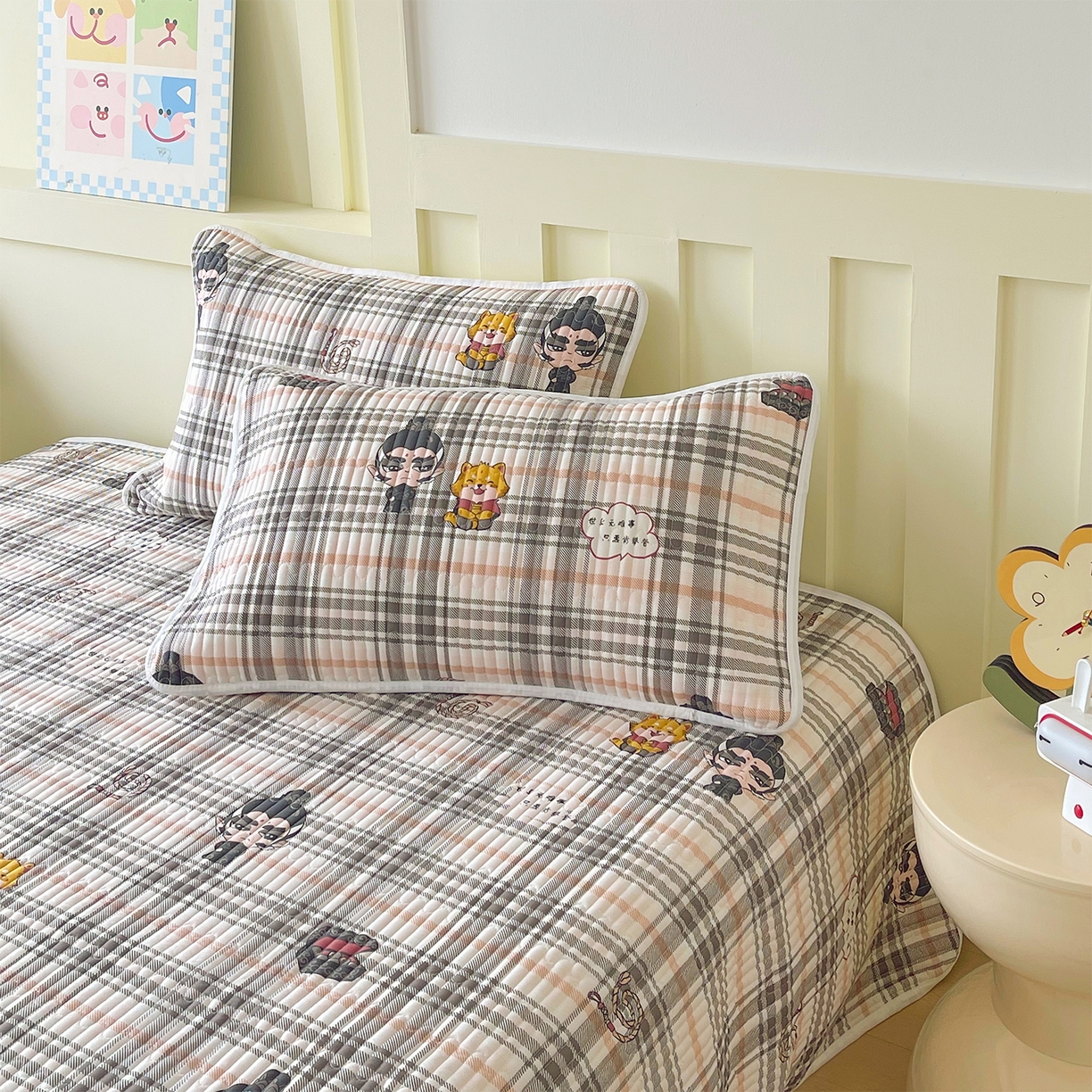 91家纺网 家纺一手货源 找家纺 金鑫汇家纺2025新款A类全棉绗缝夹棉印花床盖 无畏申公豹·咖