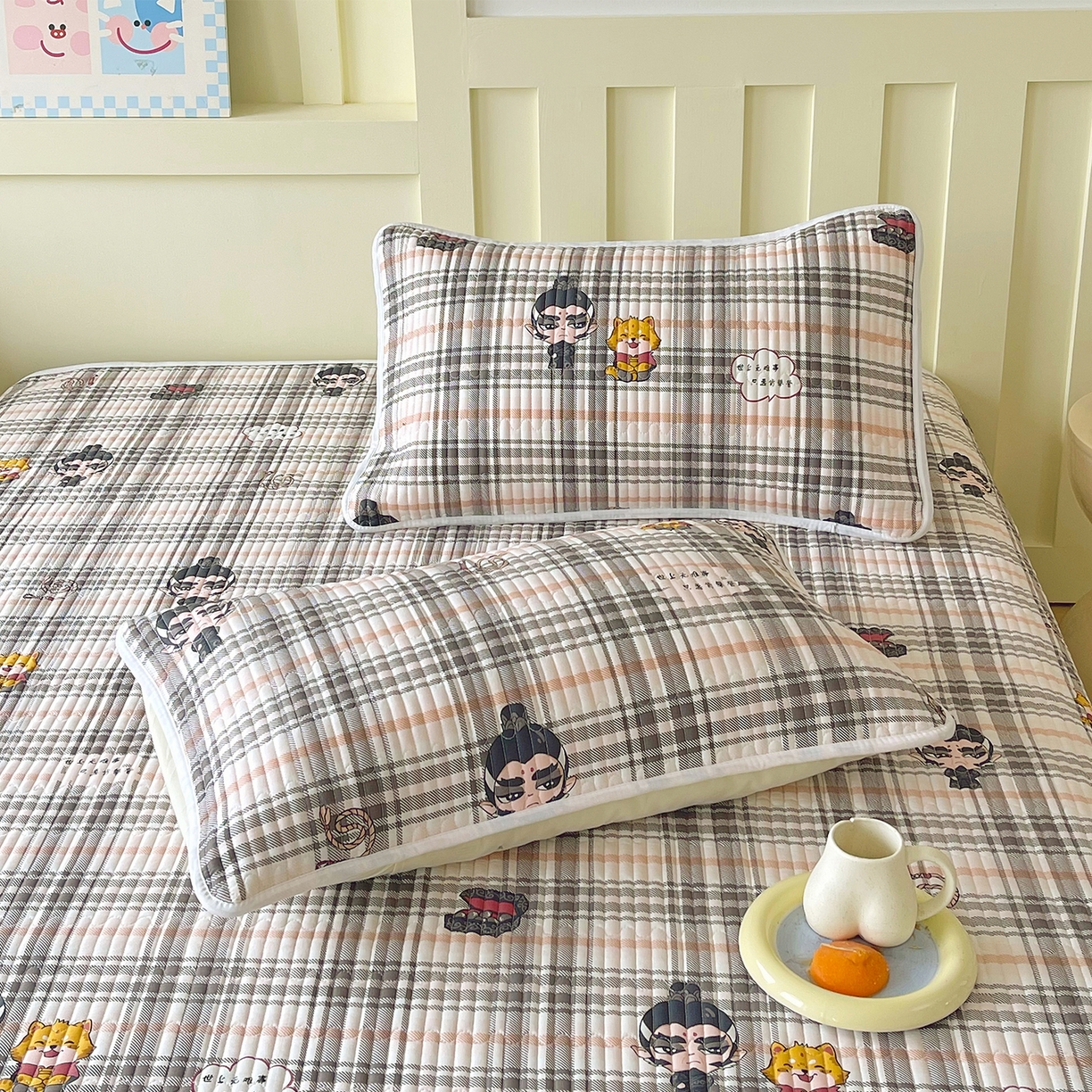 91家纺网 家纺一手货源 找家纺 金鑫汇家纺2025新款A类全棉绗缝夹棉印花床盖 无畏申公豹·咖